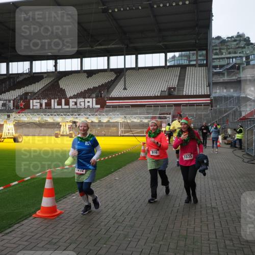 07.12.2025 - St. Pauli X-Mass-Run No. 15 Fabian Wolf http://msf.ph/oto/9398235 07.12.2025 10:49:52 Ziel 916, 1035, 1232, 2100, 2201, 2338, 2340, 2341, 2777, 2779, 3026, 3030, 3380 meine-sportfotos.de