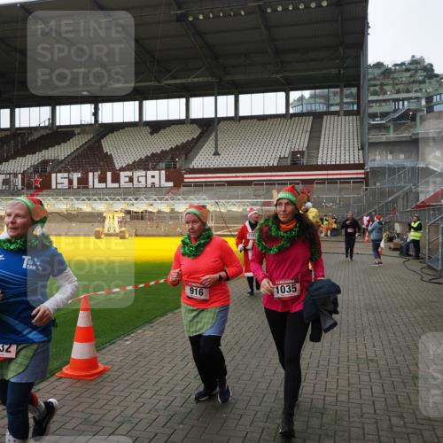 07.12.2025 - St. Pauli X-Mass-Run No. 15 Fabian Wolf http://msf.ph/oto/9398239 07.12.2025 10:49:53 Ziel 916, 1035, 1232, 2100, 2201, 2338, 2340, 2341, 2777, 2779, 3026, 3030, 3380 meine-sportfotos.de