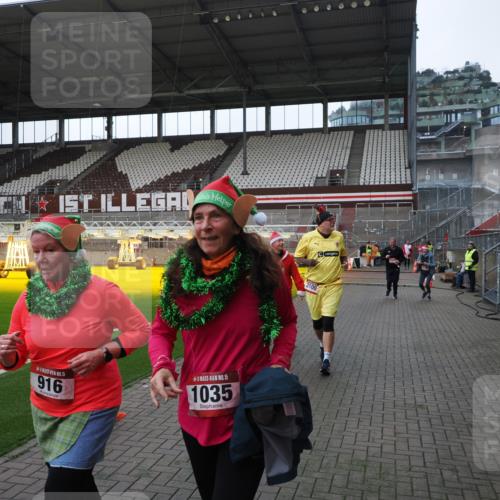 07.12.2025 - St. Pauli X-Mass-Run No. 15 Fabian Wolf http://msf.ph/oto/9398242 07.12.2025 10:49:54 Ziel 916, 1035, 1232, 2100, 2201, 2338, 2340, 2341, 2777, 2779, 3026, 3030, 3380 meine-sportfotos.de
