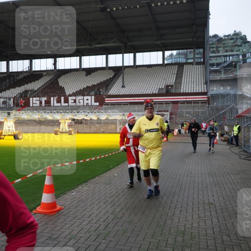 07.12.2025 - St. Pauli X-Mass-Run No. 15 Fabian Wolf http://msf.ph/oto/9398245 07.12.2025 10:49:54 Ziel 916, 1035, 1232, 2100, 2201, 2338, 2340, 2341, 2777, 2779, 3026, 3030, 3380 meine-sportfotos.de