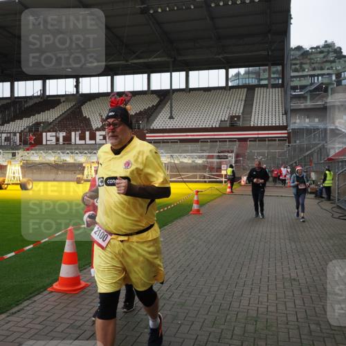 07.12.2025 - St. Pauli X-Mass-Run No. 15 Fabian Wolf http://msf.ph/oto/9398250 07.12.2025 10:49:56 Ziel 916, 1035, 1232, 2100, 2201, 2338, 2340, 2341, 2777, 2779, 3026, 3030, 3380, 4855 meine-sportfotos.de