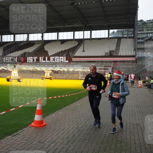 07.12.2025 - St. Pauli X-Mass-Run No. 15 Fabian Wolf http://msf.ph/oto/9398254 07.12.2025 10:49:59 Ziel 40, 916, 1035, 1232, 2100, 2201, 2338, 2341, 2575, 2777, 2779, 3026, 3030, 3380, 4855 meine-sportfotos.de