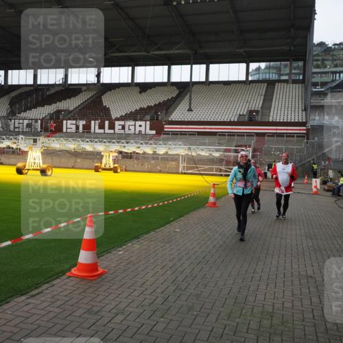 07.12.2025 - St. Pauli X-Mass-Run No. 15 Fabian Wolf http://msf.ph/oto/9398265 07.12.2025 10:50:05 Ziel 40, 904, 905, 2100, 2201, 2575, 3026, 3030, 4855 meine-sportfotos.de