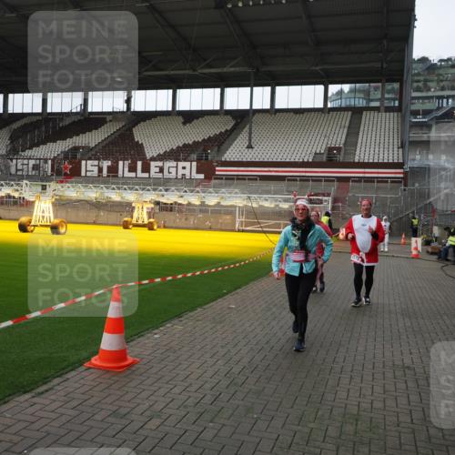 07.12.2025 - St. Pauli X-Mass-Run No. 15 Fabian Wolf http://msf.ph/oto/9398269 07.12.2025 10:50:06 Ziel 40, 904, 905, 2575, 3026, 3030, 4855 meine-sportfotos.de