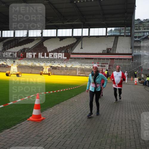 07.12.2025 - St. Pauli X-Mass-Run No. 15 Fabian Wolf http://msf.ph/oto/9398270 07.12.2025 10:50:06 Ziel 40, 904, 905, 2575, 3026, 3030, 4855 meine-sportfotos.de
