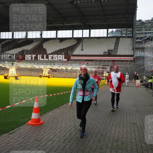 07.12.2025 - St. Pauli X-Mass-Run No. 15 Fabian Wolf http://msf.ph/oto/9398273 07.12.2025 10:50:06 Ziel 40, 904, 905, 2575, 3026, 3030, 4855 meine-sportfotos.de