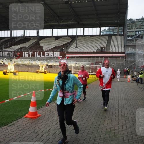 07.12.2025 - St. Pauli X-Mass-Run No. 15 Fabian Wolf http://msf.ph/oto/9398275 07.12.2025 10:50:07 Ziel 40, 904, 905, 2575, 3026, 4855 meine-sportfotos.de