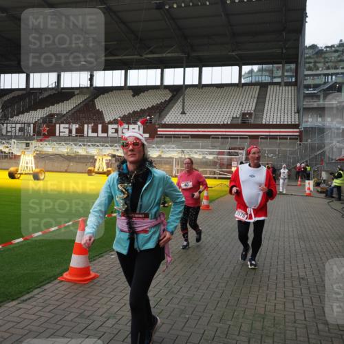 07.12.2025 - St. Pauli X-Mass-Run No. 15 Fabian Wolf http://msf.ph/oto/9398276 07.12.2025 10:50:07 Ziel 40, 904, 905, 2575, 3026, 4855 meine-sportfotos.de