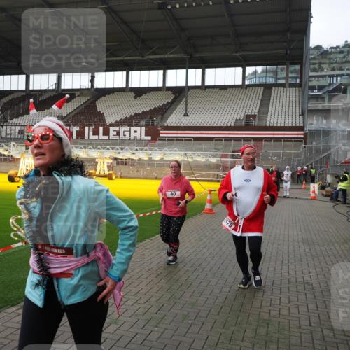 07.12.2025 - St. Pauli X-Mass-Run No. 15 Fabian Wolf http://msf.ph/oto/9398278 07.12.2025 10:50:07 Ziel 40, 904, 905, 2575, 3026, 4855 meine-sportfotos.de