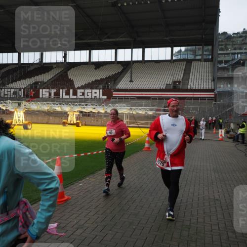 07.12.2025 - St. Pauli X-Mass-Run No. 15 Fabian Wolf http://msf.ph/oto/9398279 07.12.2025 10:50:08 Ziel 40, 904, 905, 2575, 3026, 4855 meine-sportfotos.de