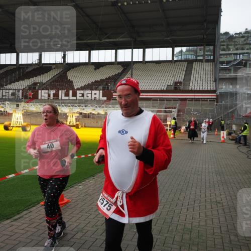 07.12.2025 - St. Pauli X-Mass-Run No. 15 Fabian Wolf http://msf.ph/oto/9398283 07.12.2025 10:50:09 Ziel 40, 904, 905, 2575, 3026, 4855 meine-sportfotos.de
