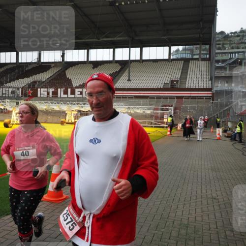 07.12.2025 - St. Pauli X-Mass-Run No. 15 Fabian Wolf http://msf.ph/oto/9398284 07.12.2025 10:50:09 Ziel 40, 904, 905, 2575, 3026, 4855 meine-sportfotos.de
