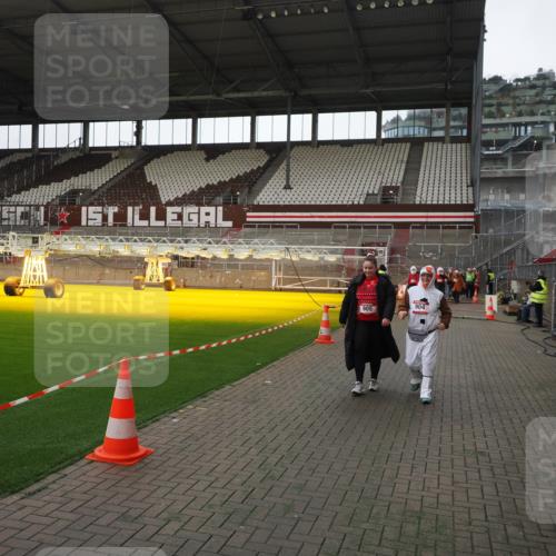 07.12.2025 - St. Pauli X-Mass-Run No. 15 Fabian Wolf http://msf.ph/oto/9398288 07.12.2025 10:50:16 Ziel 40, 904, 905, 2575, 4110, 4111, 4855 meine-sportfotos.de