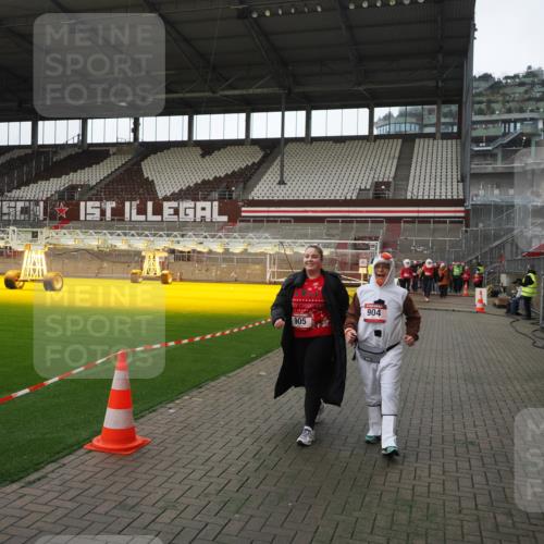 07.12.2025 - St. Pauli X-Mass-Run No. 15 Fabian Wolf http://msf.ph/oto/9398296 07.12.2025 10:50:18 Ziel 40, 904, 905, 4110, 4111 meine-sportfotos.de