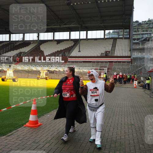 07.12.2025 - St. Pauli X-Mass-Run No. 15 Fabian Wolf http://msf.ph/oto/9398300 07.12.2025 10:50:18 Ziel 40, 904, 905, 4110, 4111 meine-sportfotos.de