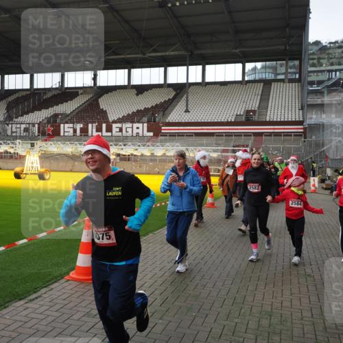 07.12.2025 - St. Pauli X-Mass-Run No. 15 Fabian Wolf http://msf.ph/oto/9398309 07.12.2025 10:50:30 Ziel 2250, 2460, 2582, 2583, 2584, 3287, 3291, 3368, 4075, 4110, 4111, 4756, 4757, 4759 meine-sportfotos.de
