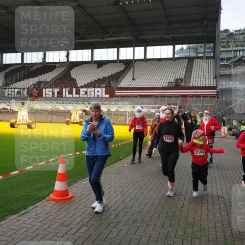 07.12.2025 - St. Pauli X-Mass-Run No. 15 Fabian Wolf http://msf.ph/oto/9398311 07.12.2025 10:50:30 Ziel 2250, 2460, 2582, 2583, 2584, 3287, 3291, 3368, 4075, 4110, 4111, 4756, 4757, 4759 meine-sportfotos.de