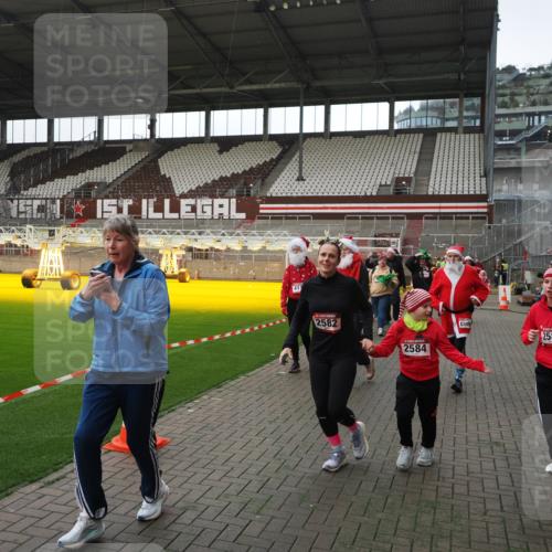 07.12.2025 - St. Pauli X-Mass-Run No. 15 Fabian Wolf http://msf.ph/oto/9398313 07.12.2025 10:50:30 Ziel 2250, 2460, 2582, 2583, 2584, 3287, 3291, 3368, 4075, 4110, 4111, 4756, 4757, 4759 meine-sportfotos.de