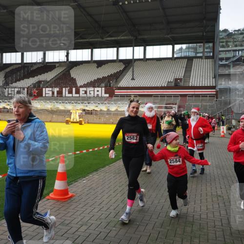 07.12.2025 - St. Pauli X-Mass-Run No. 15 Fabian Wolf http://msf.ph/oto/9398314 07.12.2025 10:50:31 Ziel 2250, 2460, 2582, 2583, 2584, 3287, 3291, 3368, 4075, 4110, 4111, 4756, 4757, 4759 meine-sportfotos.de