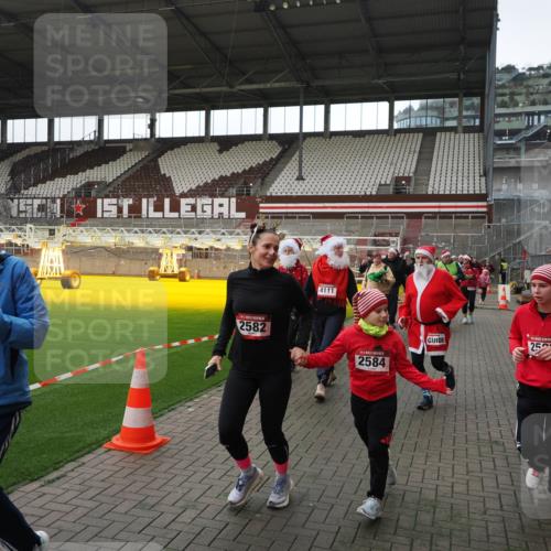 07.12.2025 - St. Pauli X-Mass-Run No. 15 Fabian Wolf http://msf.ph/oto/9398315 07.12.2025 10:50:31 Ziel 2250, 2460, 2582, 2583, 2584, 3287, 3291, 3368, 4075, 4110, 4111, 4756, 4757, 4759 meine-sportfotos.de