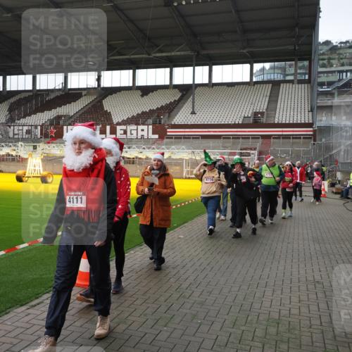 07.12.2025 - St. Pauli X-Mass-Run No. 15 Fabian Wolf http://msf.ph/oto/9398323 07.12.2025 10:50:34 Ziel 1726, 1729, 2250, 2460, 2582, 2583, 2584, 3287, 3291, 3368, 4075, 4110, 4111, 4756, 4757, 4759 meine-sportfotos.de