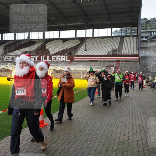 07.12.2025 - St. Pauli X-Mass-Run No. 15 Fabian Wolf http://msf.ph/oto/9398324 07.12.2025 10:50:34 Ziel 1726, 1729, 2250, 2460, 2582, 2583, 2584, 3287, 3291, 3368, 4075, 4110, 4111, 4756, 4757, 4759 meine-sportfotos.de