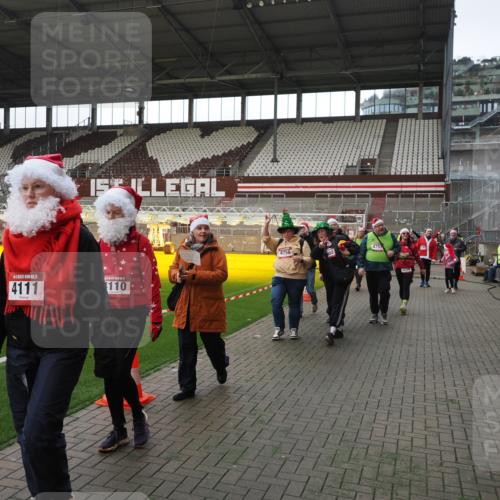 07.12.2025 - St. Pauli X-Mass-Run No. 15 Fabian Wolf http://msf.ph/oto/9398325 07.12.2025 10:50:34 Ziel 1726, 1729, 2250, 2460, 2582, 2583, 2584, 3287, 3291, 3368, 4075, 4110, 4111, 4756, 4757, 4759 meine-sportfotos.de