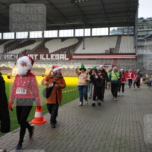 07.12.2025 - St. Pauli X-Mass-Run No. 15 Fabian Wolf http://msf.ph/oto/9398327 07.12.2025 10:50:34 Ziel 1726, 1729, 2250, 2460, 2582, 2583, 2584, 3287, 3291, 3368, 4075, 4110, 4111, 4756, 4757, 4759 meine-sportfotos.de