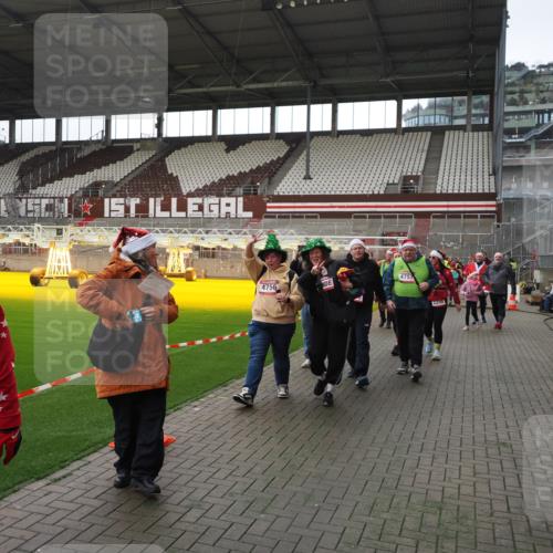 07.12.2025 - St. Pauli X-Mass-Run No. 15 Fabian Wolf http://msf.ph/oto/9398331 07.12.2025 10:50:35 Ziel 1726, 1729, 1730, 2250, 2460, 2582, 2583, 2584, 3287, 3291, 3368, 4075, 4110, 4111, 4756, 4757, 4759 meine-sportfotos.de