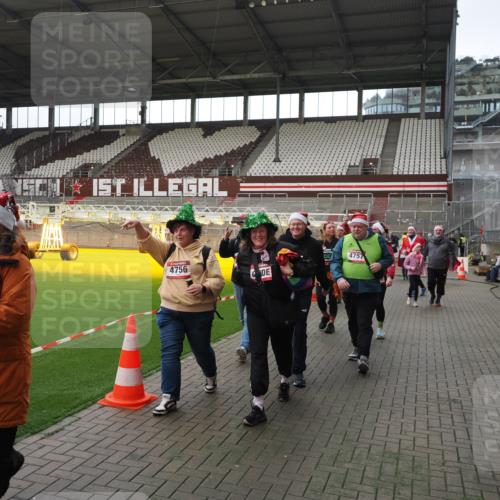 07.12.2025 - St. Pauli X-Mass-Run No. 15 Fabian Wolf http://msf.ph/oto/9398337 07.12.2025 10:50:36 Ziel 1726, 1729, 1730, 2250, 2460, 2582, 2583, 2584, 3287, 3291, 3368, 4075, 4110, 4111, 4756, 4757, 4759 meine-sportfotos.de