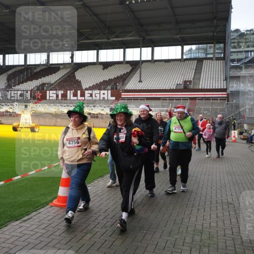 07.12.2025 - St. Pauli X-Mass-Run No. 15 Fabian Wolf http://msf.ph/oto/9398338 07.12.2025 10:50:37 Ziel 1726, 1729, 1730, 2250, 2460, 2582, 2583, 2584, 3287, 3291, 3368, 4075, 4756, 4757, 4759 meine-sportfotos.de