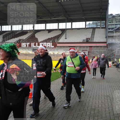 07.12.2025 - St. Pauli X-Mass-Run No. 15 Fabian Wolf http://msf.ph/oto/9398343 07.12.2025 10:50:38 Ziel 1726, 1729, 1730, 2250, 2460, 2582, 2583, 2584, 3287, 3291, 3368, 4075, 4756, 4757, 4759 meine-sportfotos.de