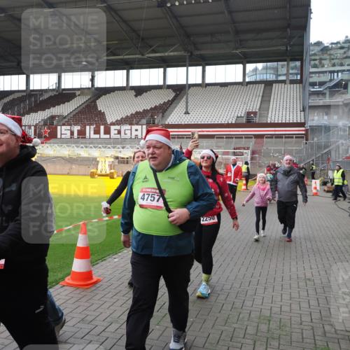 07.12.2025 - St. Pauli X-Mass-Run No. 15 Fabian Wolf http://msf.ph/oto/9398347 07.12.2025 10:50:39 Ziel 1726, 1729, 1730, 2250, 2460, 2582, 2583, 2584, 3287, 3291, 3368, 4075, 4756, 4757, 4759 meine-sportfotos.de