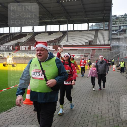 07.12.2025 - St. Pauli X-Mass-Run No. 15 Fabian Wolf http://msf.ph/oto/9398348 07.12.2025 10:50:40 Ziel 1726, 1729, 1730, 2250, 2460, 2582, 2583, 2584, 2763, 3287, 3291, 3368, 4075, 4757, 4759, 4760 meine-sportfotos.de
