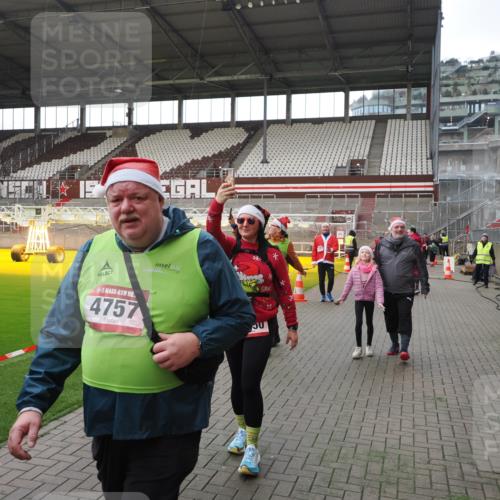 07.12.2025 - St. Pauli X-Mass-Run No. 15 Fabian Wolf http://msf.ph/oto/9398349 07.12.2025 10:50:40 Ziel 1726, 1729, 1730, 2250, 2460, 2582, 2583, 2584, 2763, 3287, 3291, 3368, 4075, 4757, 4759, 4760 meine-sportfotos.de