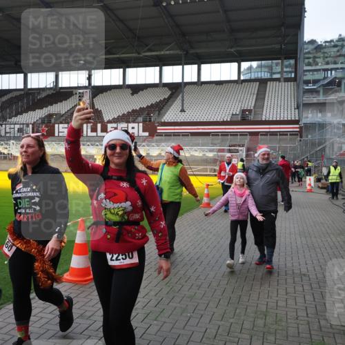 07.12.2025 - St. Pauli X-Mass-Run No. 15 Fabian Wolf http://msf.ph/oto/9398352 07.12.2025 10:50:41 Ziel 564, 1726, 1729, 1730, 2250, 2460, 2583, 2763, 3287, 3291, 3368, 4075, 4537, 4760 meine-sportfotos.de
