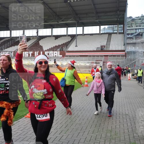 07.12.2025 - St. Pauli X-Mass-Run No. 15 Fabian Wolf http://msf.ph/oto/9398353 07.12.2025 10:50:41 Ziel 564, 1726, 1729, 1730, 2250, 2460, 2583, 2763, 3287, 3291, 3368, 4075, 4537, 4760 meine-sportfotos.de
