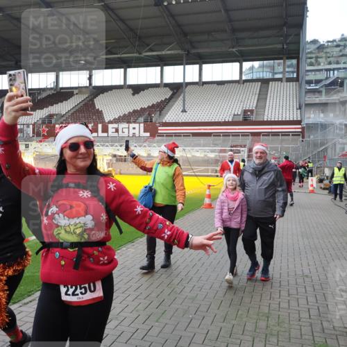 07.12.2025 - St. Pauli X-Mass-Run No. 15 Fabian Wolf http://msf.ph/oto/9398354 07.12.2025 10:50:41 Ziel 564, 1726, 1729, 1730, 2250, 2460, 2583, 2763, 3287, 3291, 3368, 4075, 4537, 4760 meine-sportfotos.de