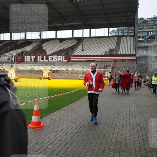 07.12.2025 - St. Pauli X-Mass-Run No. 15 Fabian Wolf http://msf.ph/oto/9398367 07.12.2025 10:50:44 Ziel 564, 1726, 1729, 1730, 2250, 2460, 2763, 3368, 4535, 4537, 4760, 4881 meine-sportfotos.de