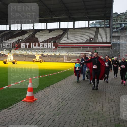 07.12.2025 - St. Pauli X-Mass-Run No. 15 Fabian Wolf http://msf.ph/oto/9398379 07.12.2025 10:50:52 Ziel 249, 381, 564, 1726, 1729, 1730, 2737, 2738, 2763, 4535, 4537, 4760, 4881 meine-sportfotos.de