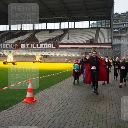 07.12.2025 - St. Pauli X-Mass-Run No. 15 Fabian Wolf http://msf.ph/oto/9398381 07.12.2025 10:50:52 Ziel 249, 381, 564, 1726, 1729, 1730, 2737, 2738, 2763, 4535, 4537, 4760, 4881 meine-sportfotos.de