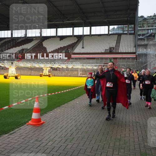 07.12.2025 - St. Pauli X-Mass-Run No. 15 Fabian Wolf http://msf.ph/oto/9398383 07.12.2025 10:50:53 Ziel 249, 381, 564, 769, 1726, 1729, 1730, 2737, 2738, 2763, 4535, 4537, 4760, 4881 meine-sportfotos.de