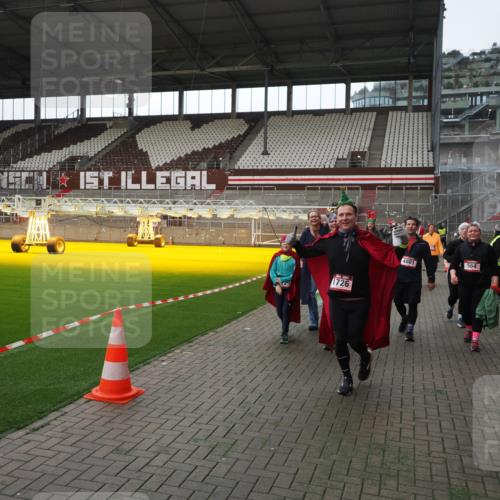 07.12.2025 - St. Pauli X-Mass-Run No. 15 Fabian Wolf http://msf.ph/oto/9398384 07.12.2025 10:50:53 Ziel 249, 381, 564, 769, 1726, 1729, 1730, 2737, 2738, 2763, 4535, 4537, 4760, 4881 meine-sportfotos.de