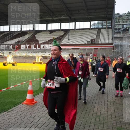 07.12.2025 - St. Pauli X-Mass-Run No. 15 Fabian Wolf http://msf.ph/oto/9398390 07.12.2025 10:50:54 Ziel 249, 381, 564, 769, 1730, 2737, 2738, 2763, 4535, 4537, 4760, 4881 meine-sportfotos.de