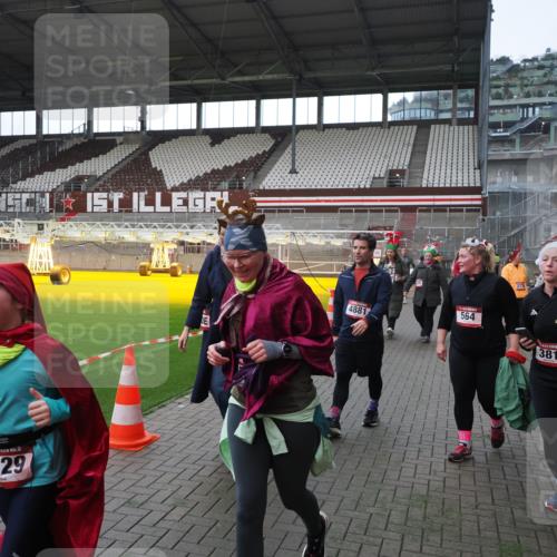 07.12.2025 - St. Pauli X-Mass-Run No. 15 Fabian Wolf http://msf.ph/oto/9398395 07.12.2025 10:50:56 Ziel 249, 381, 564, 769, 1691, 2737, 2738, 2763, 4535, 4537, 4760, 4881 meine-sportfotos.de