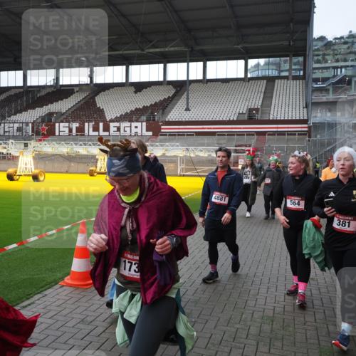 07.12.2025 - St. Pauli X-Mass-Run No. 15 Fabian Wolf http://msf.ph/oto/9398396 07.12.2025 10:50:56 Ziel 249, 381, 564, 769, 1691, 2737, 2738, 2763, 4535, 4537, 4760, 4881 meine-sportfotos.de