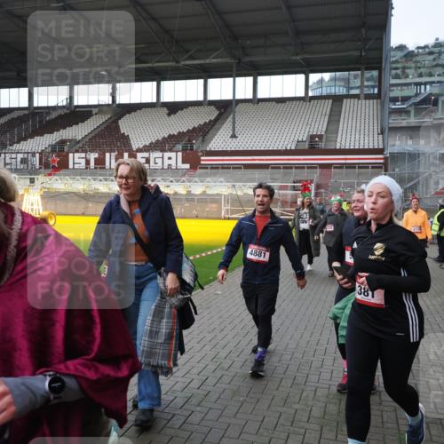 07.12.2025 - St. Pauli X-Mass-Run No. 15 Fabian Wolf http://msf.ph/oto/9398398 07.12.2025 10:50:56 Ziel 249, 381, 564, 769, 1691, 2737, 2738, 2763, 4535, 4537, 4760, 4881 meine-sportfotos.de