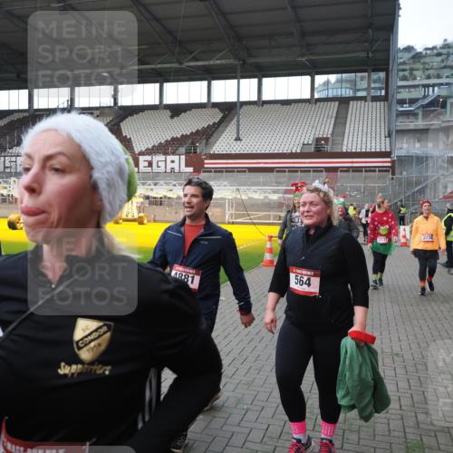 07.12.2025 - St. Pauli X-Mass-Run No. 15 Fabian Wolf http://msf.ph/oto/9398403 07.12.2025 10:50:57 Ziel 249, 381, 564, 769, 1691, 2737, 2738, 2763, 4535, 4537, 4760, 4881 meine-sportfotos.de
