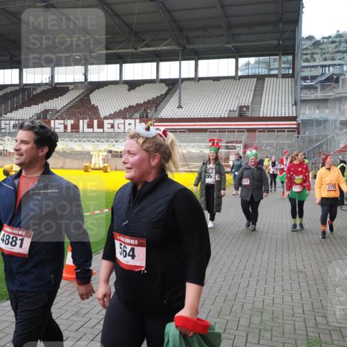 07.12.2025 - St. Pauli X-Mass-Run No. 15 Fabian Wolf http://msf.ph/oto/9398407 07.12.2025 10:50:58 Ziel 249, 381, 564, 769, 1691, 2737, 2738, 2763, 4535, 4537, 4760, 4881 meine-sportfotos.de