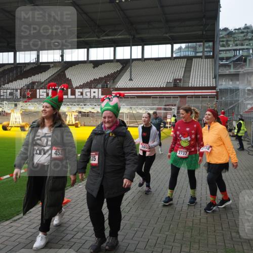 07.12.2025 - St. Pauli X-Mass-Run No. 15 Fabian Wolf http://msf.ph/oto/9398425 07.12.2025 10:51:03 Ziel 249, 381, 769, 1691, 2737, 2738 meine-sportfotos.de